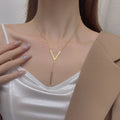Collar largo de moda para mujer con diseño de borla en forma de V - Terzo stile