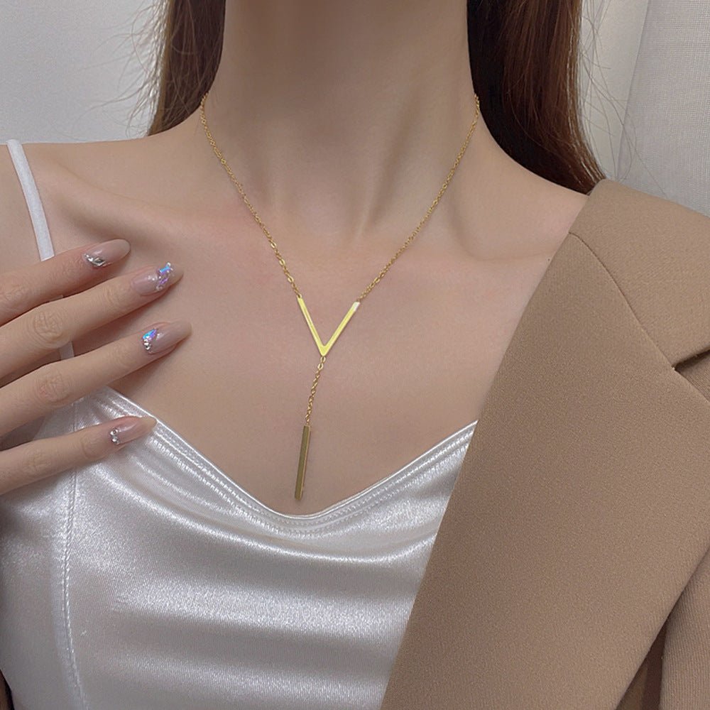 Collar largo de moda para mujer con diseño de borla en forma de V - Terzo stile